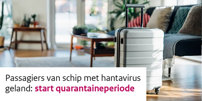 Foto: koffer in woonkamer. Tekst: Passagiers van schip met hantavirus geland: start quarantaineperiode