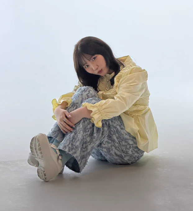 新アー写のオフショット。
黄色のトップスにブルーのズボン、白い靴を履いた『ユイカ』が三角座りをしてこちらを見つめている写真。
とてもおちょぼ口です。
