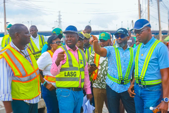 the Special Adviser to the Governor on Infrastructure, Engineer, Olufemi Daramola, alongside the Permanent Secretary, Office of Infrastructure, Engineer Olutokunbo Oyenuga, led other Directors from the Office of Infrastructure on an inspection tour of the ongoing completion works on  Adeniji Adele Road as well as ongoing reconstruction works on Idumagbo Avenue, Ojo Giwa Street, Oroyinyin Street,  Moshalashi Road, Okoya Road, and Iga-Idunganran Roads all wthin the Lagos Island LGA