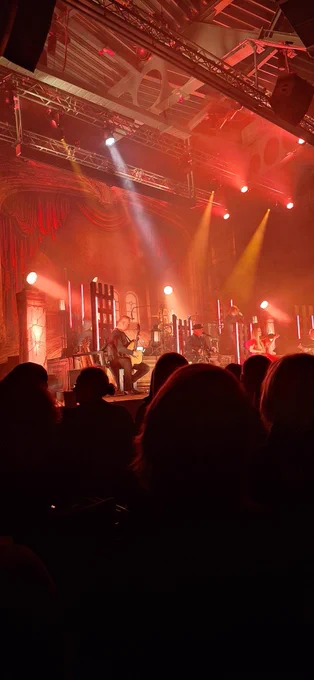 Ein anderes Foto von der Band und dem beeindruckenden Bühnenbild. 