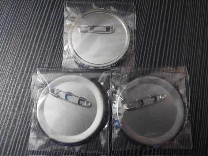 Slight defect ada sedikit bercak hitam di belakang badge pin