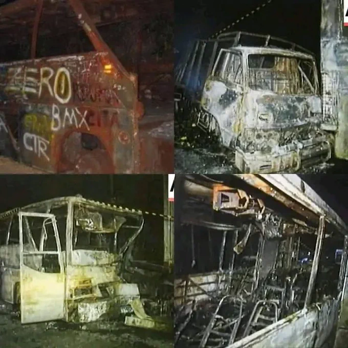 Foto bangkai bus AO Trans dan truk yang terbakar pasca kecelakaan di daerah PLTU Paiton, Situbondo, Jawa Timur pada 08 Oktober 2003. Foto: unknown via terasgorontalo.com