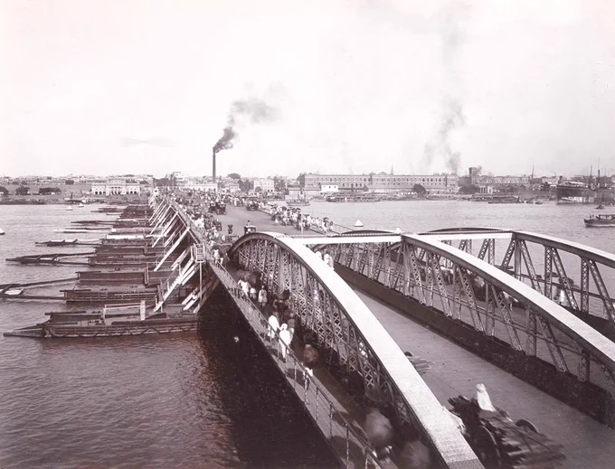 The old pontoon bridge that was later replaced by the Howrah Bridge