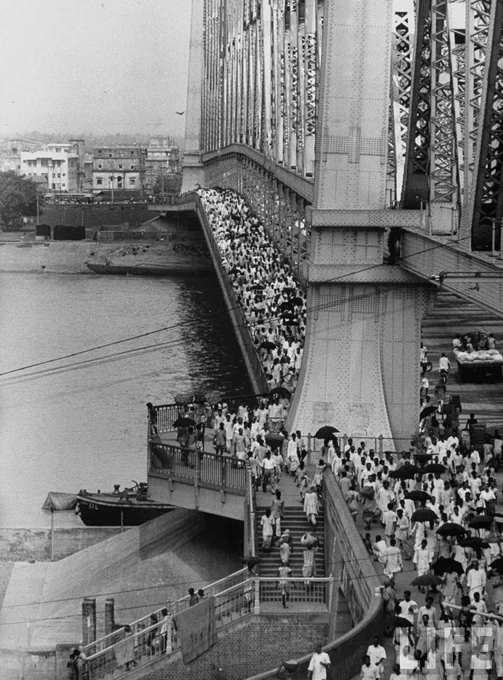 People crossing on Howrah Bridge in 1953.