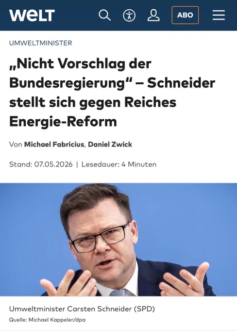 Screenshot eines Artikels auf welt.de vom 07.05.2026. Oben das Welt-Logo in weißer Schrift auf schwarzem Hintergrund, daneben Navigation mit Such-, Profil- und Menü-Icons sowie einem „ABO”-Button. Darunter die Rubrikenbezeichnung „UMWELTMINISTER” und die fettgedruckte Überschrift: „‚Nicht Vorschlag der Bundesregierung’ – Schneider stellt sich gegen Reiches Energie-Reform”. Als Autorenzeile: Michael Fabricius und Daniel Zwick, Lesedauer 4 Minuten. Darunter ein Foto von Umweltminister Carsten Schneider (SPD), der vor blauem Hintergrund spricht und mit beiden Händen gestikuliert. Er trägt Brille und dunklen Anzug. Bildunterschrift: „Umweltminister Carsten Schneider (SPD), Quelle: Michael Kappeler/dpa.”