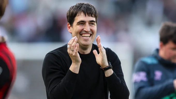 Andoni Iraola celebrates at Craven Cottage.