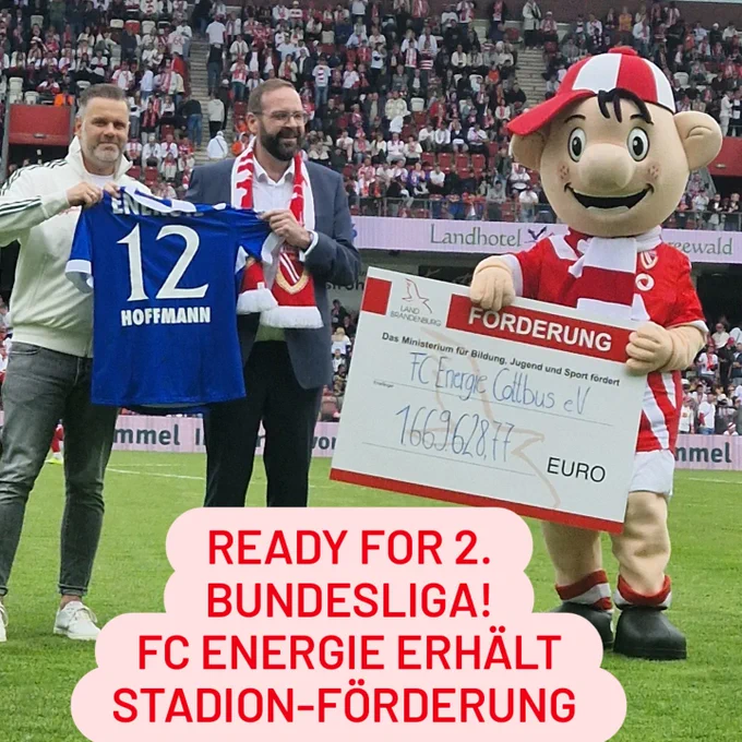 Übergabe Förderscheck: Auf dem Rasen des Stadions von Energie Cottbus stehen Vereinspräsident Sebastian Lemke (l.) und Sportminister Gordon Hoffmann.