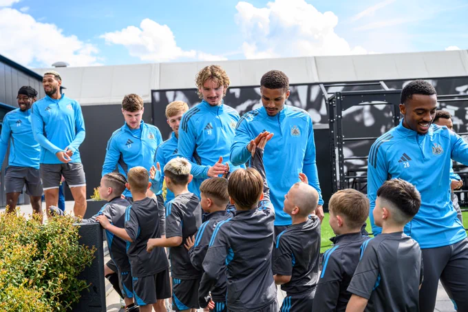 Under-8s players greeting our first team players on their way out to training. 