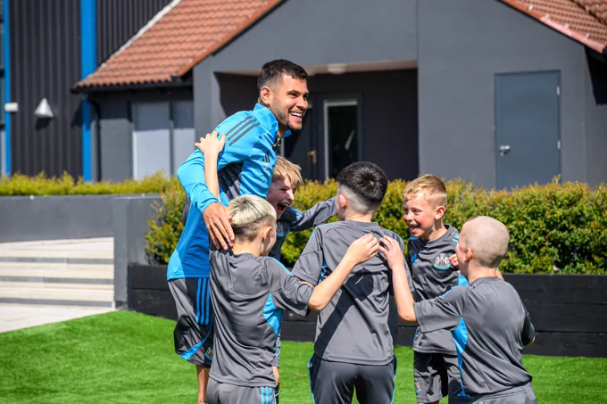 Bruno with several Under-8s players at our training ground. 
