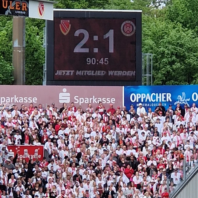 Anzeigetafel über der Fankurve: Das Spiel gegen Wehen Wiesbaden endete siegreich für den FC Energie mit 2 zu 1.