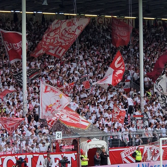Blick in die Fankurve: Tolle Stimmung beim Spiel mit geschwenkten Fahnen.