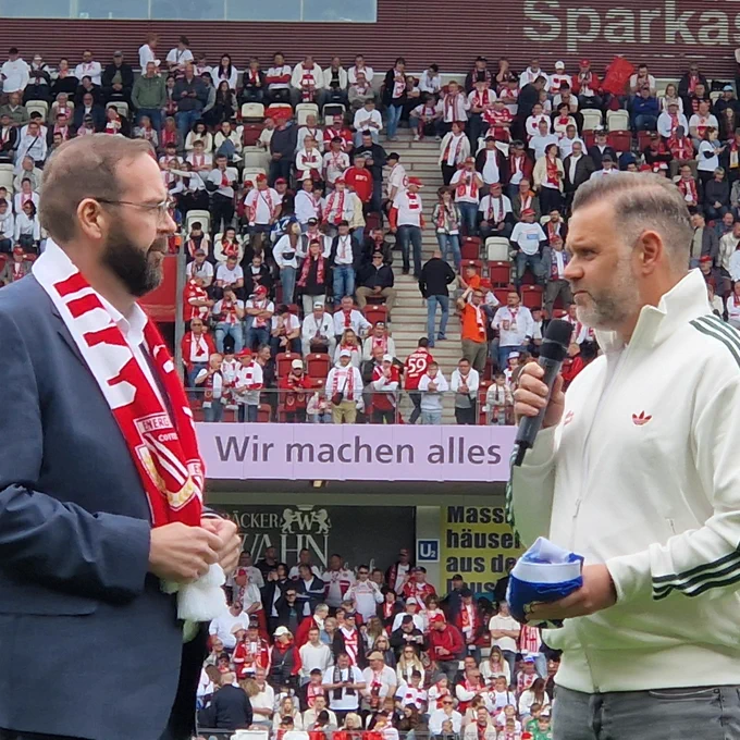 Vereinspräsident Sebastian Lemke (r.) dankt Sportminister Gordon Hoffman im Stadion für die Fördermittel. 