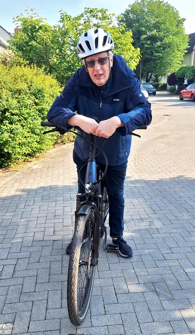 Ralf Sandfuchs, völlig erschöpft über seinem Lenker hängend, nach der ersten kleinen Fahrradrunde in diesem Jahr 