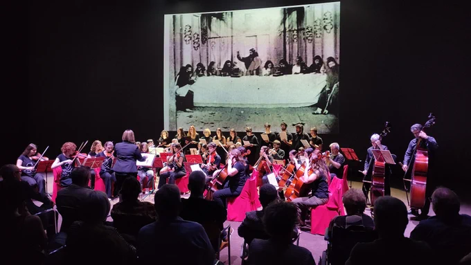  L'Orquestra de corda de l'Escola Municipal de Música d'Olesa de Montserrat, dirigida per Ester Amorós i acompanyada d'un cor, van interpretar dues partitures de les que foren trobades casualment amb la música del Teatre Principal del segle XIX. Un moment de l'actuació.