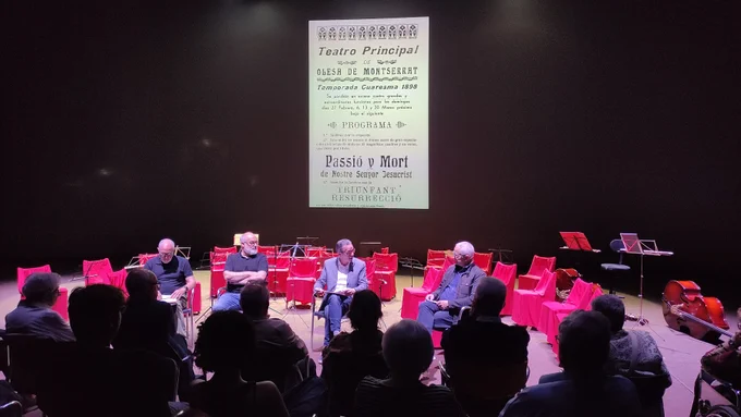 Un moment de la conferència col·loqui. D'esquerra a dreta Jaume Monné, Xavier Rota, Sam Carrique i Pere Quer. Al fons, projectat, part d'un cartell de La Passió d'Olesa al Teatre Principal de 1898.