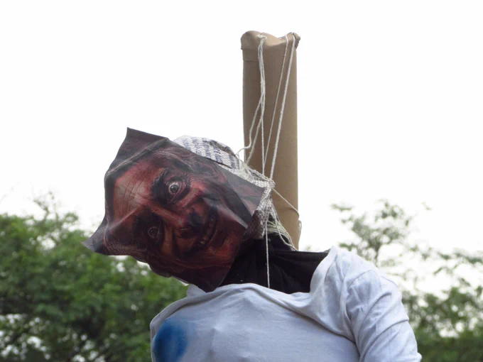 Um boneco enforcado, com o rosto de Aluísio Segurado, Reitor da Universidade de São Paulo (USP). Créditos: Gabriel Albuquerque