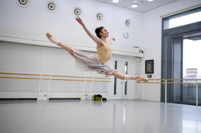 📸 Viola Pantuso in rehearsal for ‘The Winter’s Tale’ ©2024 ROH. Ph Andrej Uspenski Dancersdiary