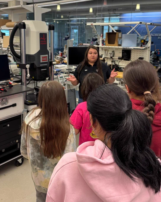 Photo of students getting a tour of the Institute's lab 