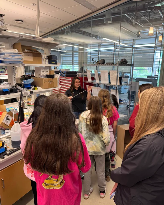 Photo of students getting a tour of the Institute's lab 