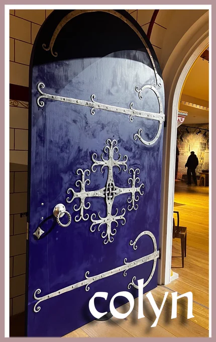 Door with elaborate hinge