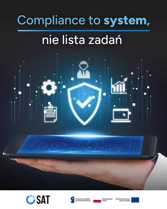 Dłoń trzyma tablet z wizualizacją systemu ochrony danych, symbolem tarczy z haczykiem oraz ikonami pracy, analizy danych i technologii.