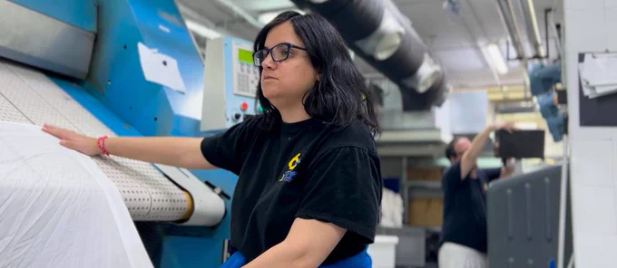 Trabajadora de la lavandería industrial de Fundación AMÁS