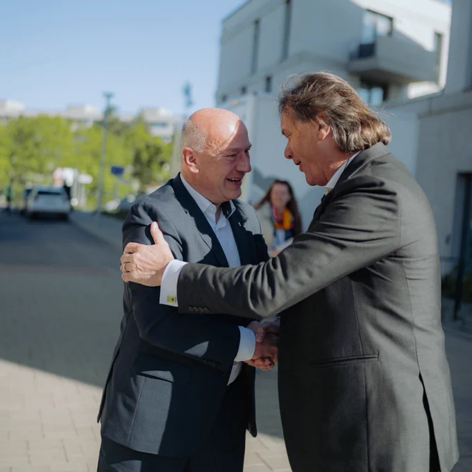 Kai Wegner wird begrüßt.