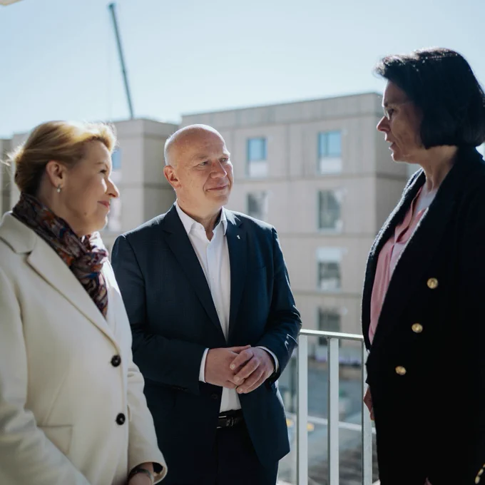 Kai Wegner bei der Feier zur Fertigstellung des  Neubauquartiers.
