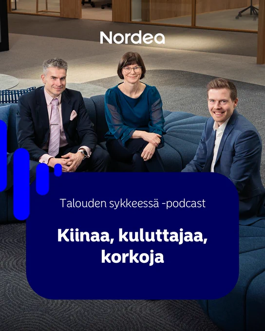 Jan Von Gerich, Tuuli Koivu ja Juho Kostiainen istumassa sohvalla. Nordea logo ja pulssi. Teksti \"Talouden sykkeess\u00E4 -podcast Kiinaa, kuluttajaa, korkoja\".