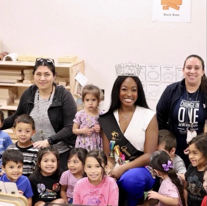 2026 San Antonio Queen of Soul smiling with a Pre-K 4 SA class.
