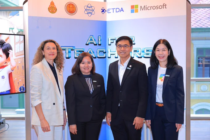 ภาพกลุ่มผู้แทนจากหลายองค์กรยืนหน้าฉากงาน “AI for Teachers” พร้อมโลโก้หน่วยงานภาครัฐ ETDA และ Microsoft อยู่ด้านหลัง