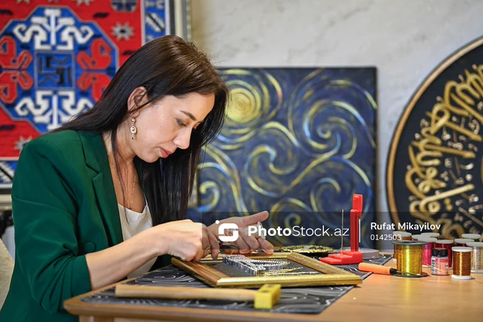 🎨 Mismar və tellərlə sənət əsərləri yaradan Minarə Mehdiyeva

⚡️  Dekorativ-tətbiqi sənətin maraqlı istiqamətlərindən biri olan "string art" mismar və sapların köməyi ilə ✨ müxtəlif kompozisiyaların yaradılmasına əsaslanır. 🇬🇧 XIX əsrin sonlarında İngiltərədə formalaşan bu sənət növü zamanla 🌍 dünyada geniş yayılıb və müasir dövrdə yeni texnikalarla inkişaf etdirilib. ⚙️ Bu istiqamətin yenilənmiş formalarından biri də 🕸 filoqrafiyadır. 🛠 Burada sap əvəzinə tellərdən istifadə olunur, daha dəqiq toxunuşlar və 🖼 fərqli material həlləri ilə əsərlərə müasir görünüş verilir. 

💎 "String art" və filoqrafiya dekorativ sənətdə həm estetik görünüşü, həm də 👌 əl əməyinin incəliyini bir araya gətirən sənət növlərindən sayılır. 👩‍🎨 Dekorativ-tətbiqi sənət ustası Minarə Mehdiyeva artıq ⏳ 10 ildir bu sahə ilə məşğuldur. 💡 Onun diqqətini məhz 🌈 qeyri-ənənəvi sənət növləri cəlb edib.

 📸 Daha çox foto və məlumat üçün link:⤵️
https://photostock.az/media/69F2E2A5BFD2E

