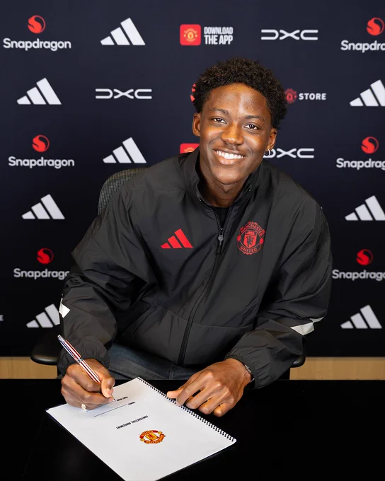 Kobbie Mainoo pictured signing his new contract with United!