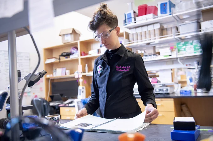 Lauren Albrecht in lab