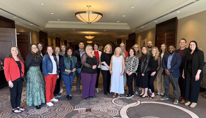 Groupe de membres du LTAC (comité consultatif LD@school et TA@l’école), incluant des éducateurs, des leaders du système et des chercheurs de partout en Ontario, réunis en personne pour discuter du soutien aux élèves ayant des troubles d’apprentissage et le TDAH.