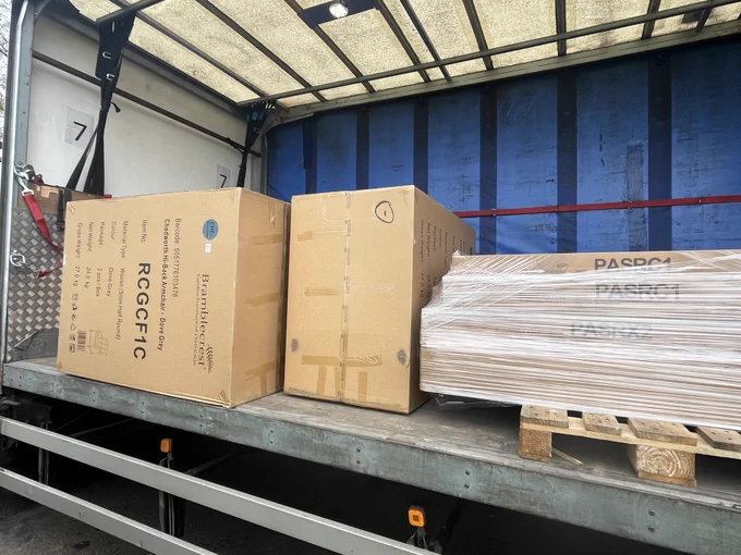 Side of rigid vehicle with load exposed due to no load security