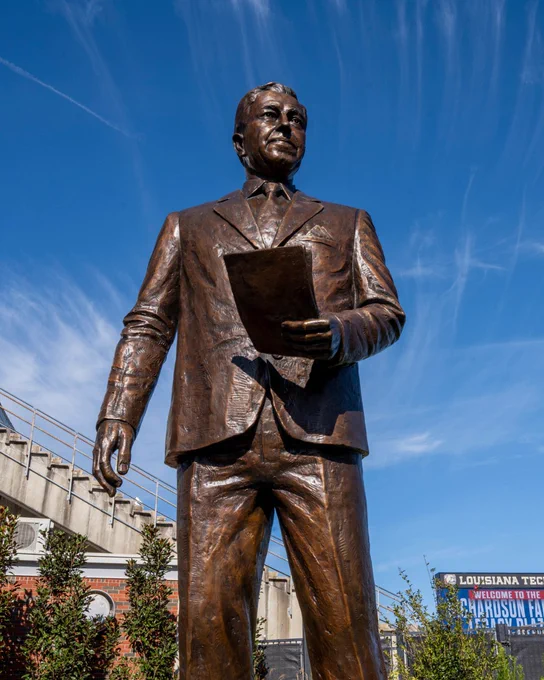 Bronze statue of Joe Aillet 