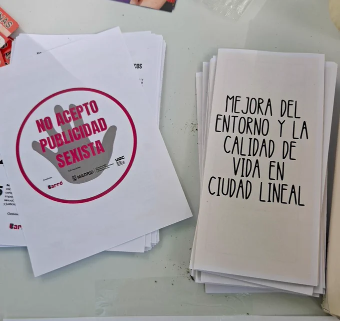 Material informativo distribuido con los siguientes títulos: No acepto publicidad sexista. Mejora del entorno y la calidad de vida en Ciudad Lineal.