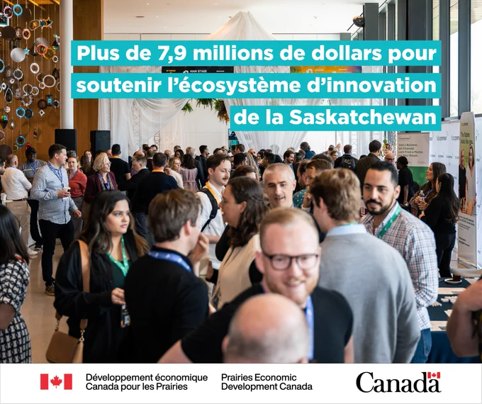 Une grande salle pleine de personnes qui se mêlent à une conférence sur l’industrie organisée par Co.Labs.