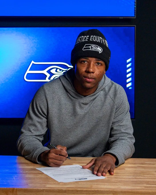 Seahawks sign Michael Dansby