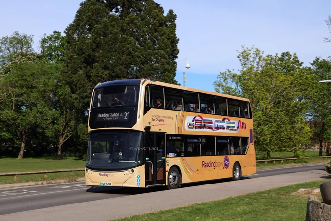 Reading Buses 4 (RG04ZEB) is a two-tone gold Alexander Dennis Enviro400EV and is pictured on route 21 to Reading Station. 