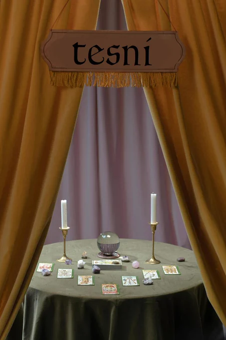 Bwrdd crwn ac arno bêl grisial, canwyllbrennau, crisialau a chardiau tarot, a llenni lliw mwstard ar y naill ochr. / a round table with a crystal ball, candlesticks, crystals and tarot cards displayed, with two curtains on either side to the table.