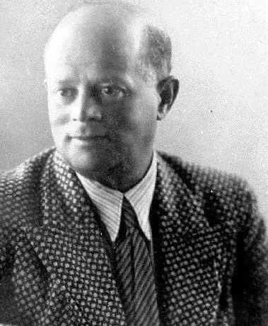 Portrait photo of Itzhak Katzenelson. A man with bold forehead in a suit.