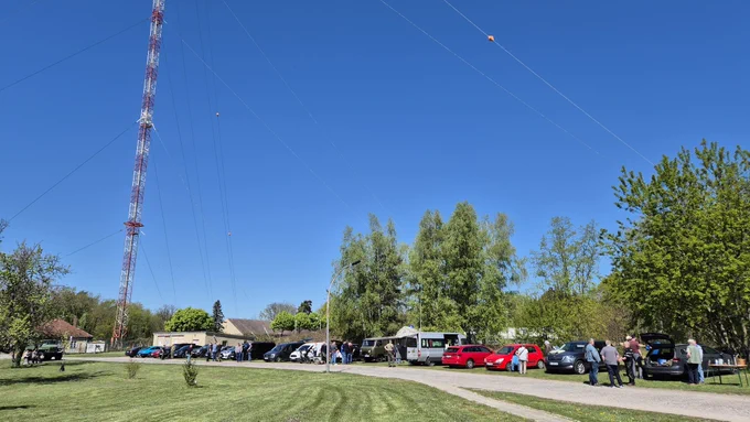 Hams, cars and equipment (especially antennas) at the Funkerberg Königs Wusterhausen. In the background, the huge transmission tower Mast 17 is visible.
