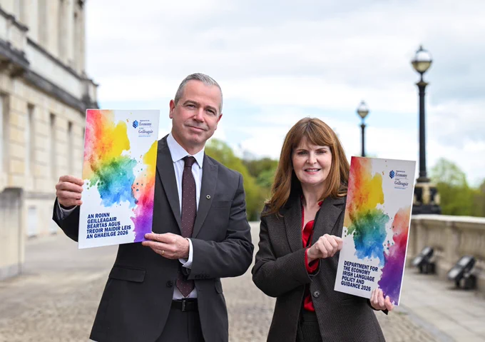 Economy Minister Dr Caoimhe Archibald is pictured with Irish Language Commissioner Pól Deeds as a consultation on an Irish Language Policy for the Department for the Economy gets underway.
Tá an tAire an Dr Caoimhe Archibald sa phictiúr le Coimisinéir na Gaeilge Pól Deeds agus tús á chur le comhairliúchán ar Bheartas Gaeilge don Roinn Geilleagair.