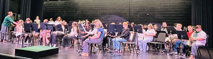 more pictures of students at the band concert
