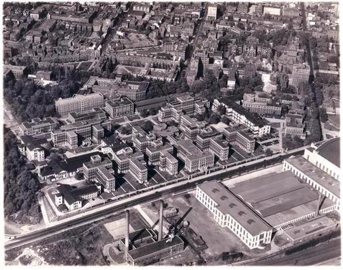 Black and white bird's eye photograph of Penn hospital in 1939 with surrounding buildings.