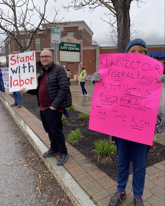 Comrades supporting labor