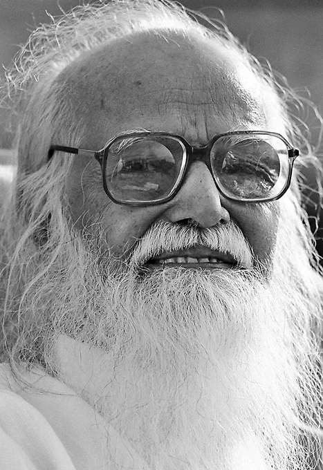 02-05-2026

அன்பர்களின் கேள்விகளும் அருள்தந்தையின் பதில்களும்

❓ கேள்வி: ஒன்பது மையத்தவம் இயற்றும்போது என்னென்ன எச்சரிக்கை நடவடிக்கை எடுக்க வேண்டும்?

✅ பதில்: அப்படி ஒன்றும் இல்லை. எனினும் கீழ்மையம் ஏதோ ஒன்றில் தவம் இயற்ற வேண்டுமென்றால் மூலாதாரத்தில் தான் தொடங்க வேண்டும். பின்னர் குறிப்பிட்ட மையத்தில் வேண்டிய நேரம் நின்றுவிட்டு, குறைந்தபட்சம் ஆக்கினையோ, துரியமோ போய் முடிக்க வேண்டும். துரியாதீதம் போய் வருவதும் நல்லதே.

❓ கேள்வி: சுவாமிஜி! அதிக வெளிச்சம் உள்ள இடத்தில் தவம் செய்யலாமா?

✅ பதில்: தவிர்க்க முடியாத போது செய்யலாம். பரவாயில்லை. முடிந்தவரை வெளிச்சத்தைக் குறைத்துக் கொள்ளலாம்.

வெளிச்சம், சப்தம் இவையிரண்டும் குறைவாக இருந்தால்தான் சீவகாந்தச் செலவு குறைவாக இருக்கும். மனம் அமைதியாக இருக்கும்.

வாழ்க வளமுடன்!

அருள்தந்தை வேதாத்திரி மகரிஷி

(நாளையும் தொடரும்)
✖️K.Pudur MVKM Trust, Madurai - https://x.com/VethathiriGnana
🤝https://www.facebook.com/profile.php?id=61571368175907
📷https://www.instagram.com/vethathiriyagnanakkudil/
🔔 ▶️https://youtube.com/@SKYVethathiriyaGnanakkudil
🔊ht