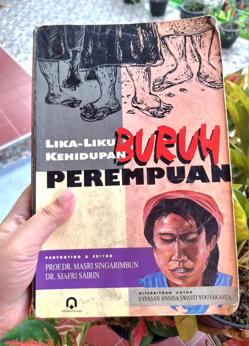 Foto buku Lika-liku Kehidupan Buruh Perempuan. Sampulnya menunjukkan ilustrasi kaki-kaki yang hanya bersandal jepit serta wajah sesosok buruh perempuan dengan kain kepala merah yang terlihat lelah.
